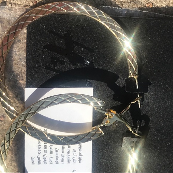 New H&M Gold Colored 2” Textured Hoop Earrings - Picture 12 of 13